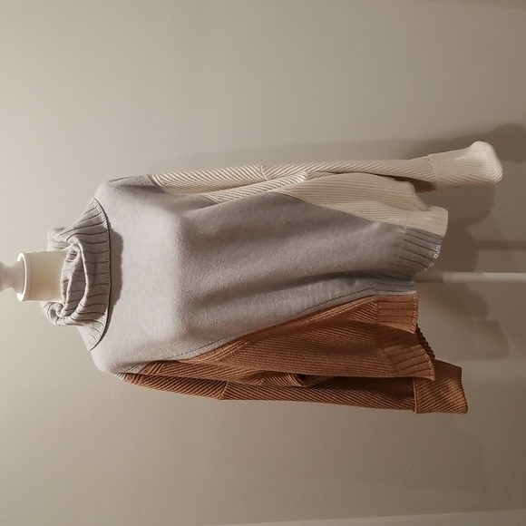 Turtleneck Pullover - Picture 2 of 2